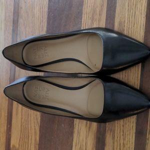 Naturalizer size 7 black pumps wide with